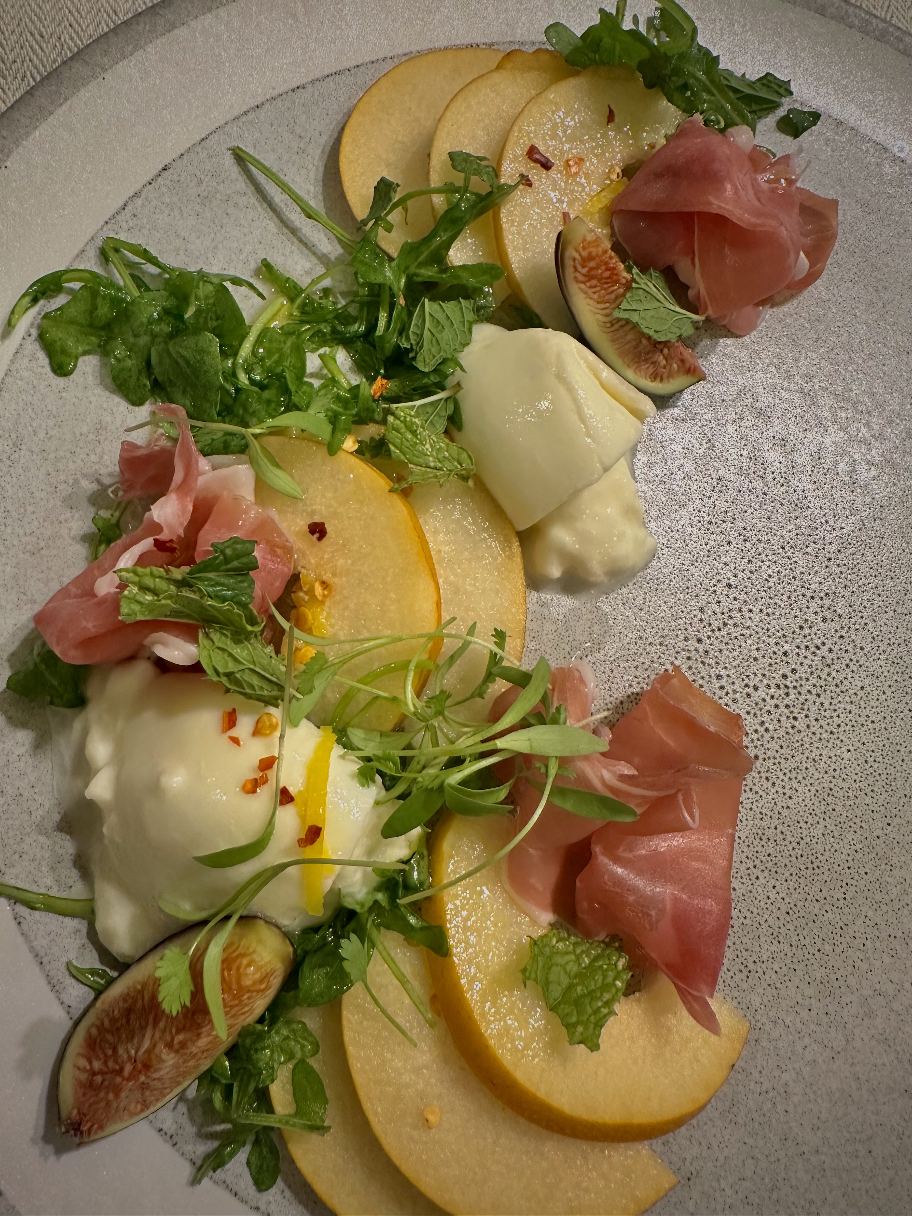 pear-burrata-cheese-and-prosciutto-salad