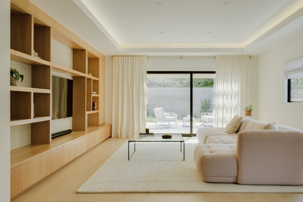 Living Area Culver City House by Juliet Chang