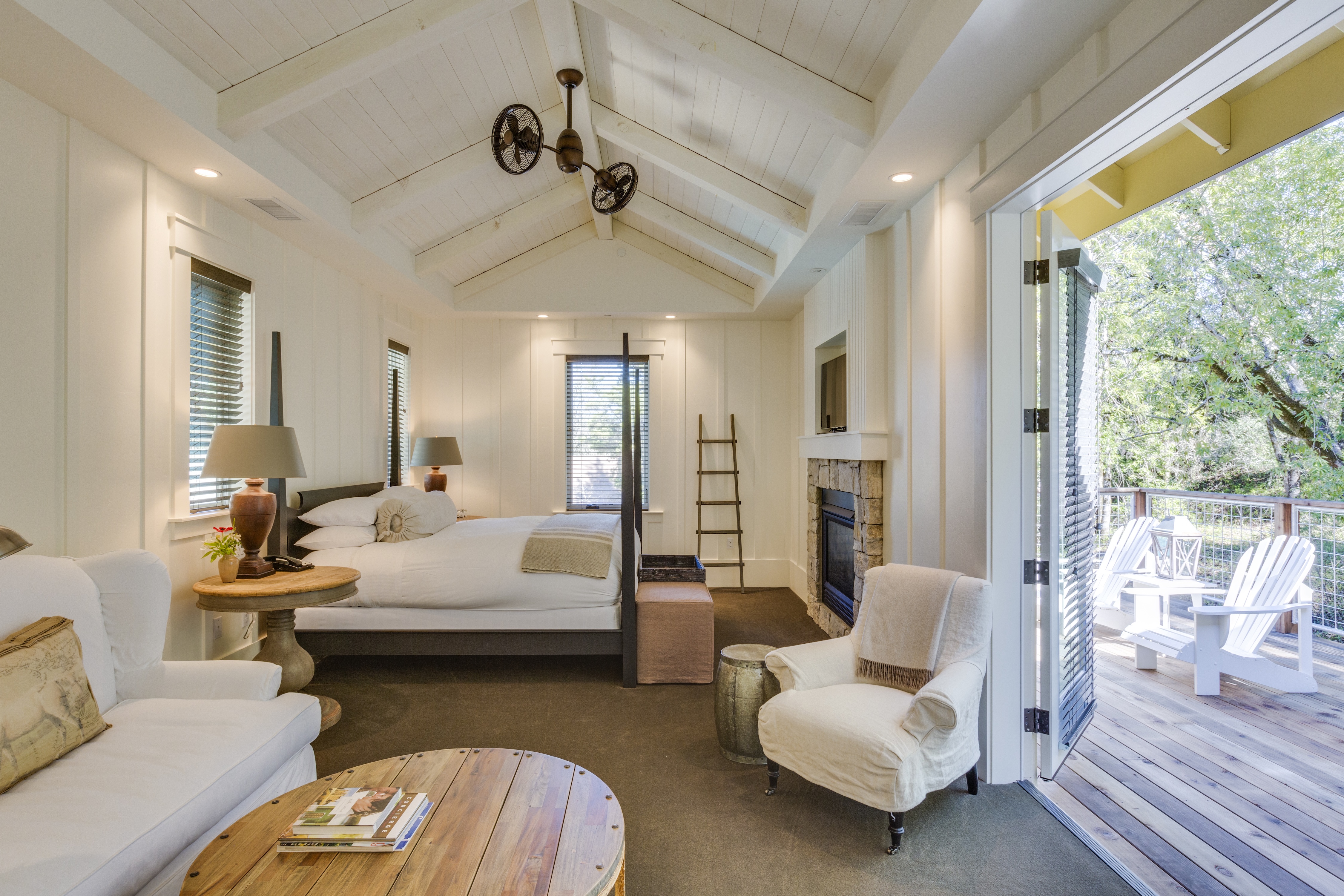 farmhouse-king-deluxe-interior-full-view