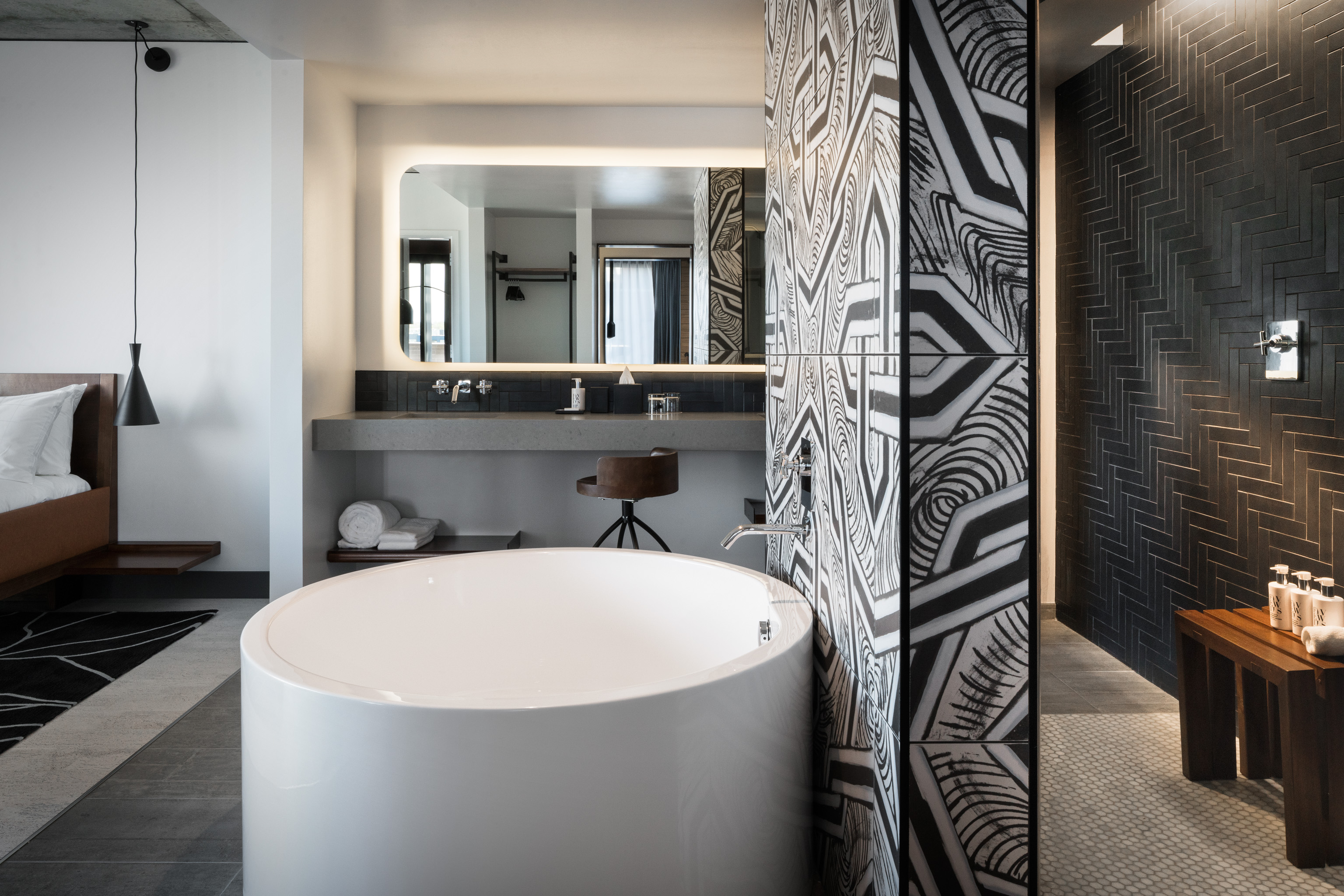 a-soaker-tub-in-the-maven-diamond-suite