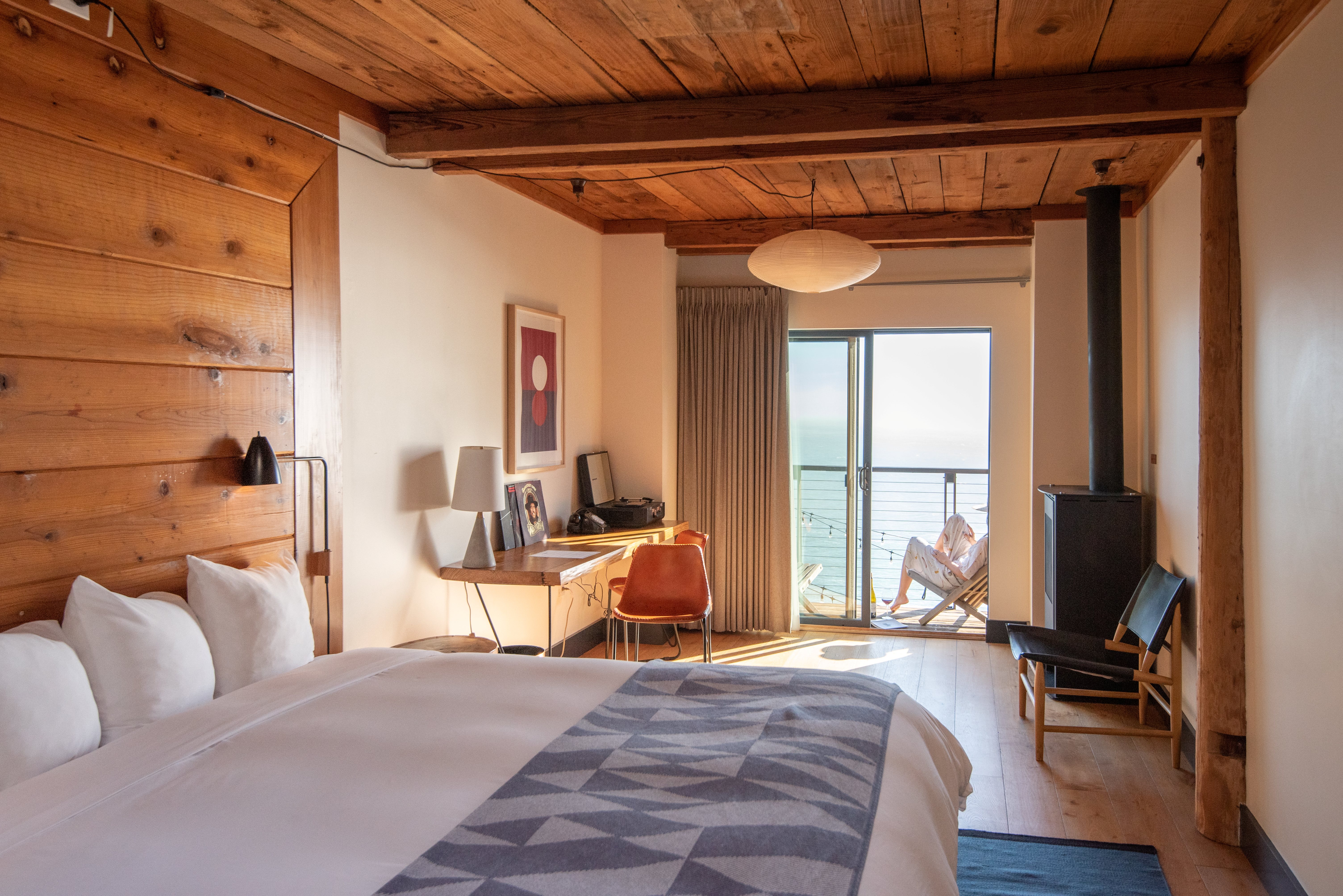 timber-cove-resort-guestroom