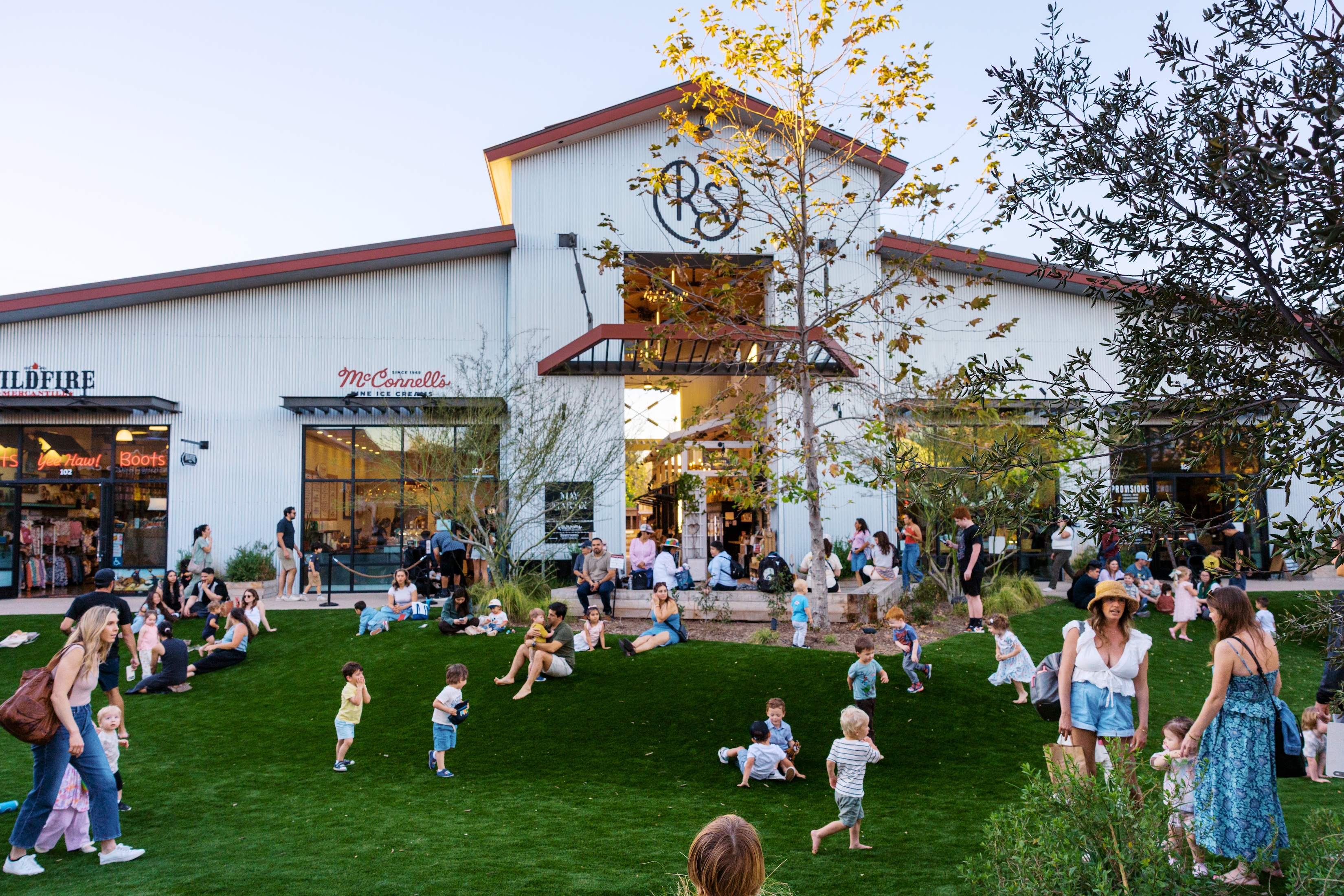 kids-playing-in-the-river-street-marketplace-courtyard