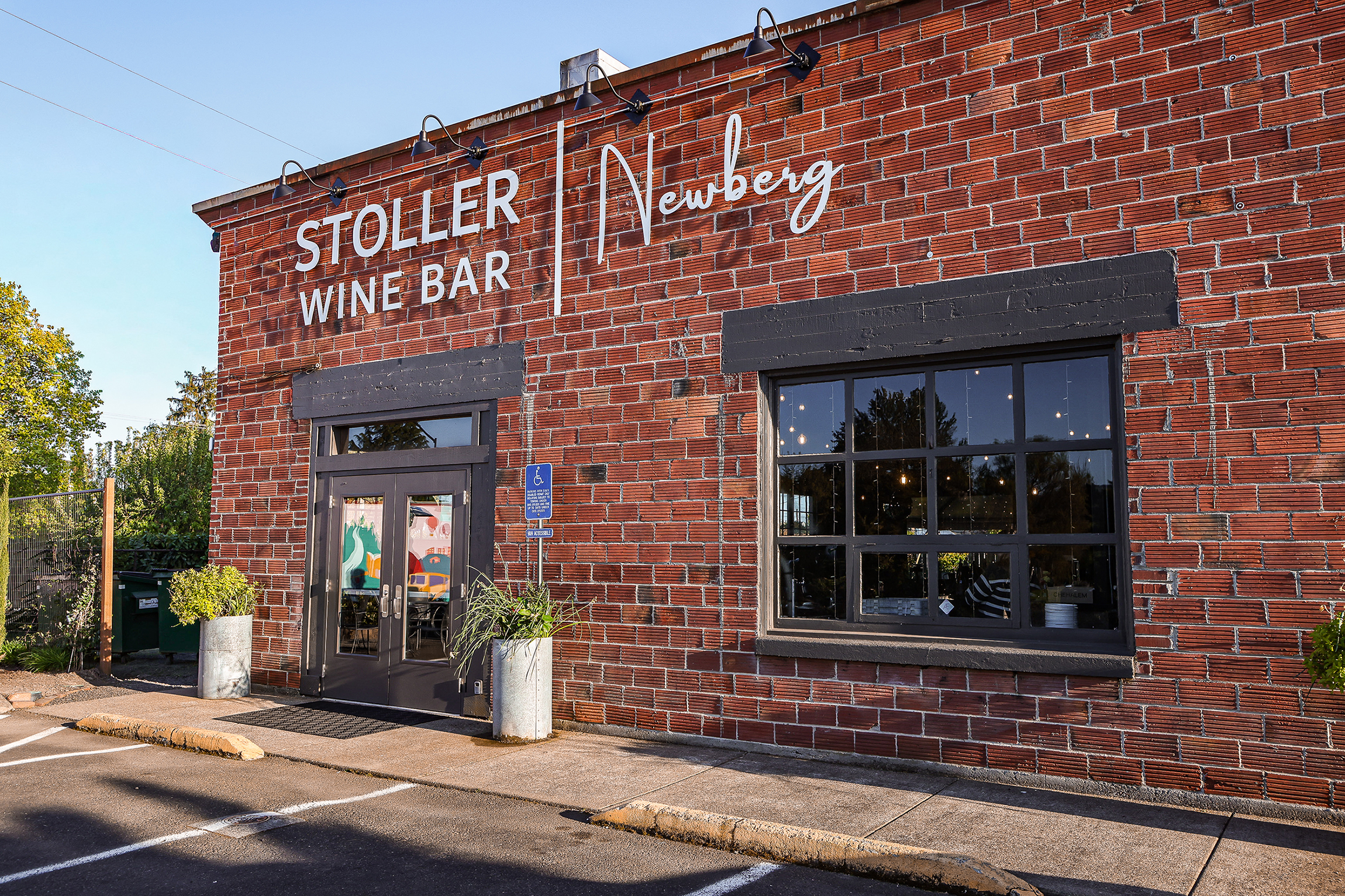 outside-the-stoller-wine-bar-newberg