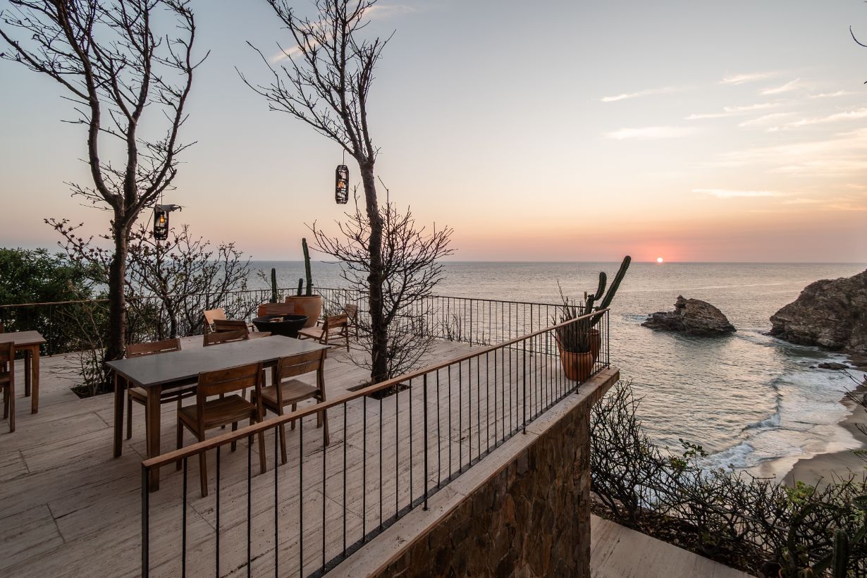 dining-at-la-valise-mazunte