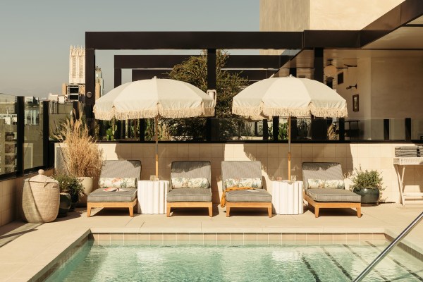 5 Outdoor Decorating Tricks You Can Score from Your Favorite Hotels
