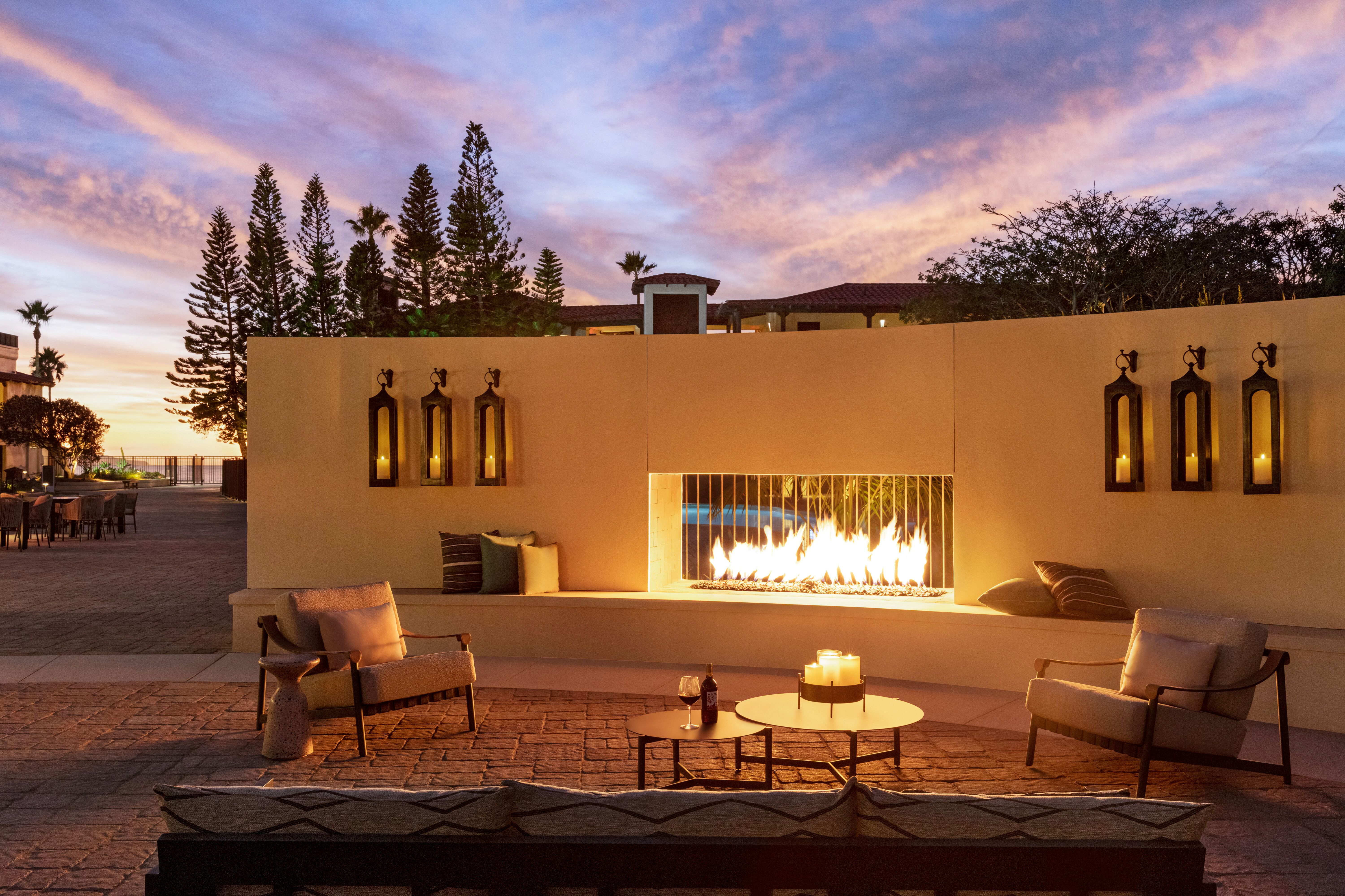 evenings-by-the-fire-where-coastal-days-transition-into-relaxed-open-air-gatherings