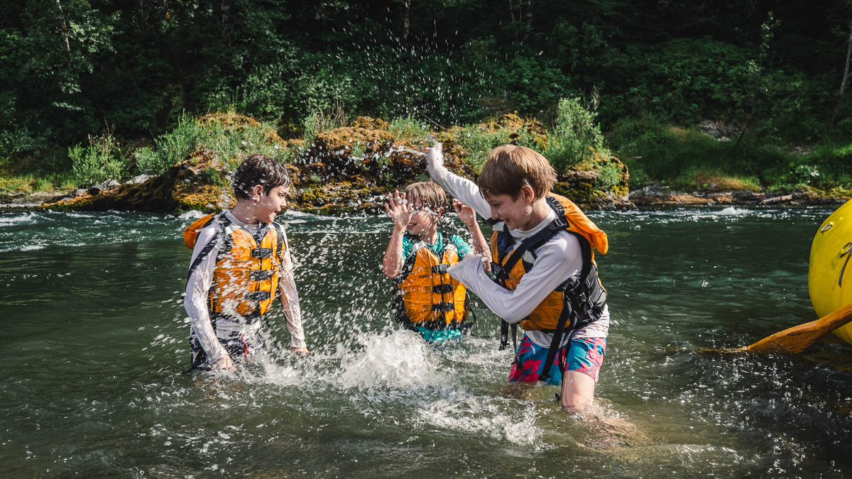 kids-love-playing-in-the-warm-water-of-the-rogue-river