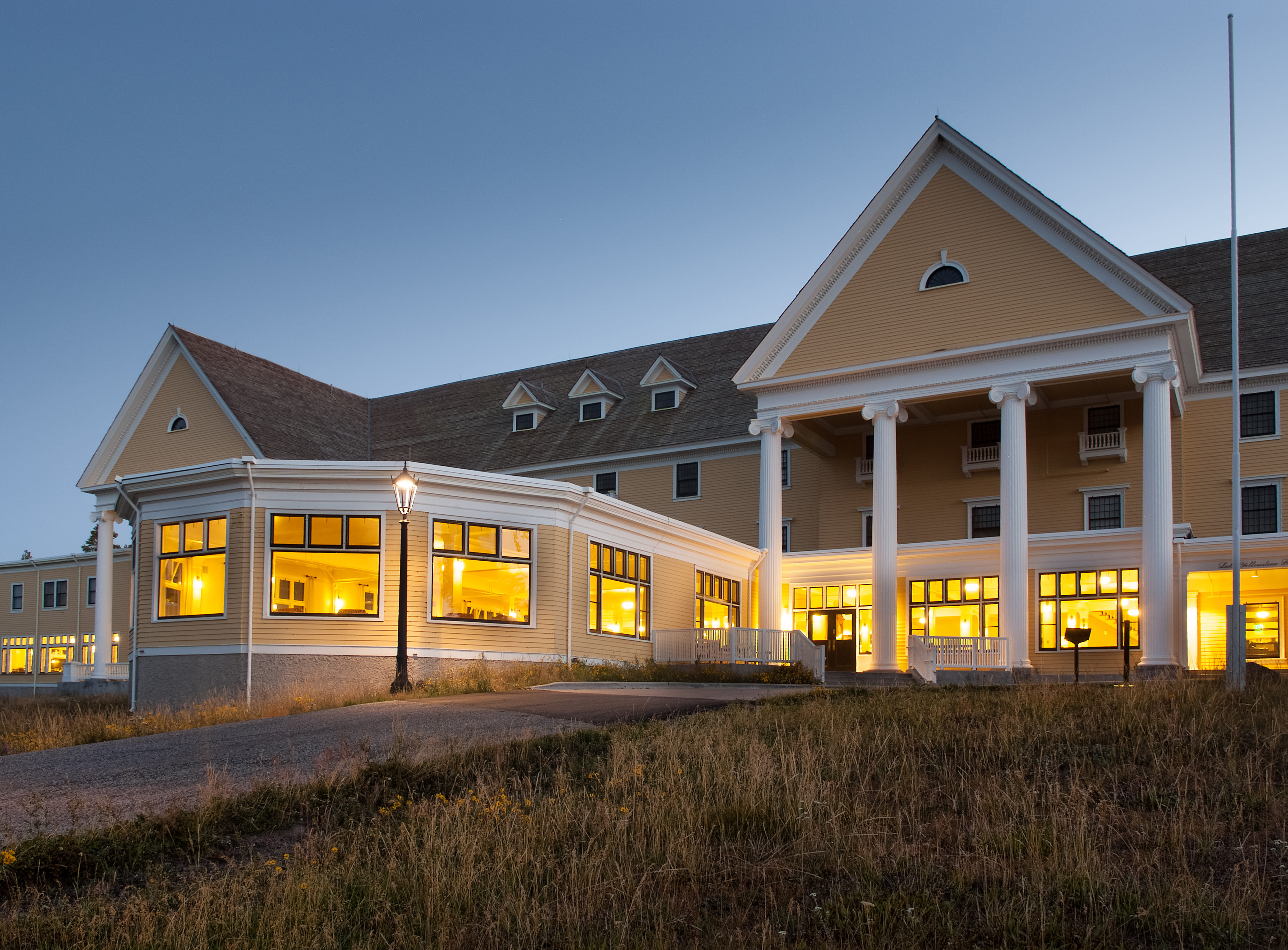 lake-yellowstone-hotel