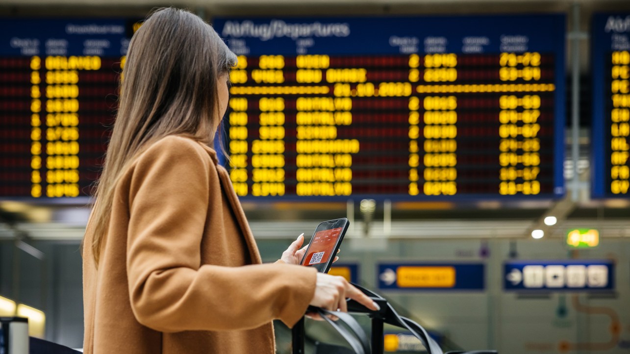 Choosing an Airport Outfit? 4 Chic (and Sensible) Rules Stylists Always Follow