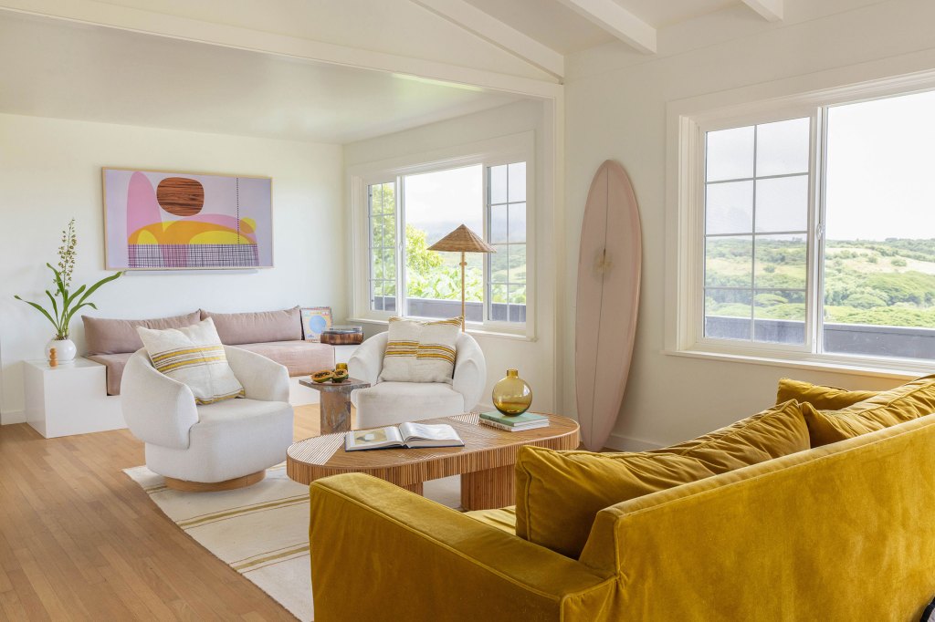 Living Area Hawaiian Surf Cabin by Sun Soul Style Interiors