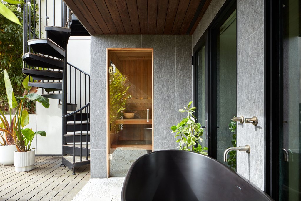 Outdoor Tub Castro Two Unit by Raumfabrik