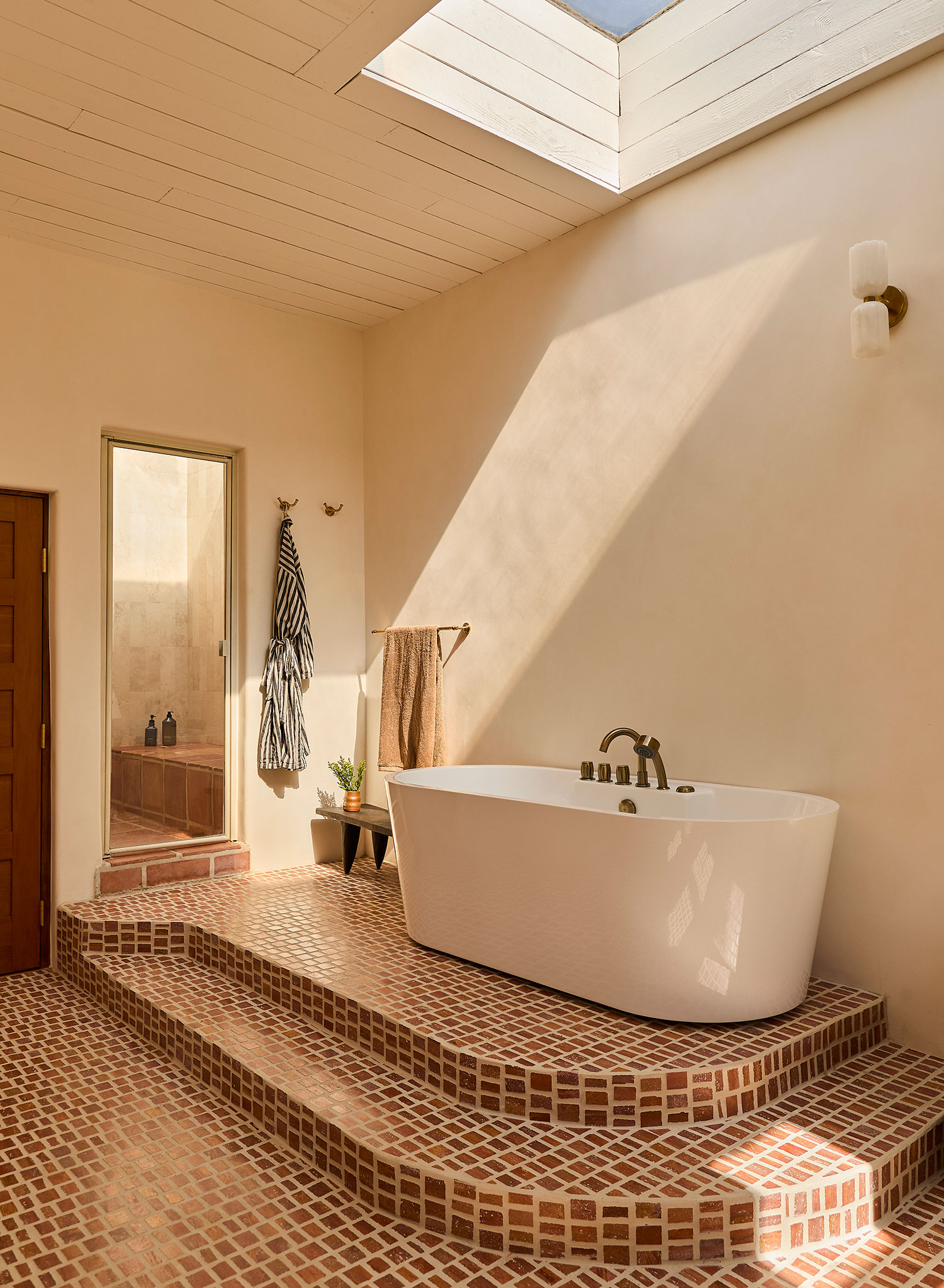 Bathtub Santa Monica House Spec + Sage