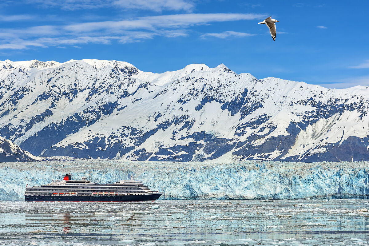 queen-elizabeth-passing-by-hubbard-glacier
