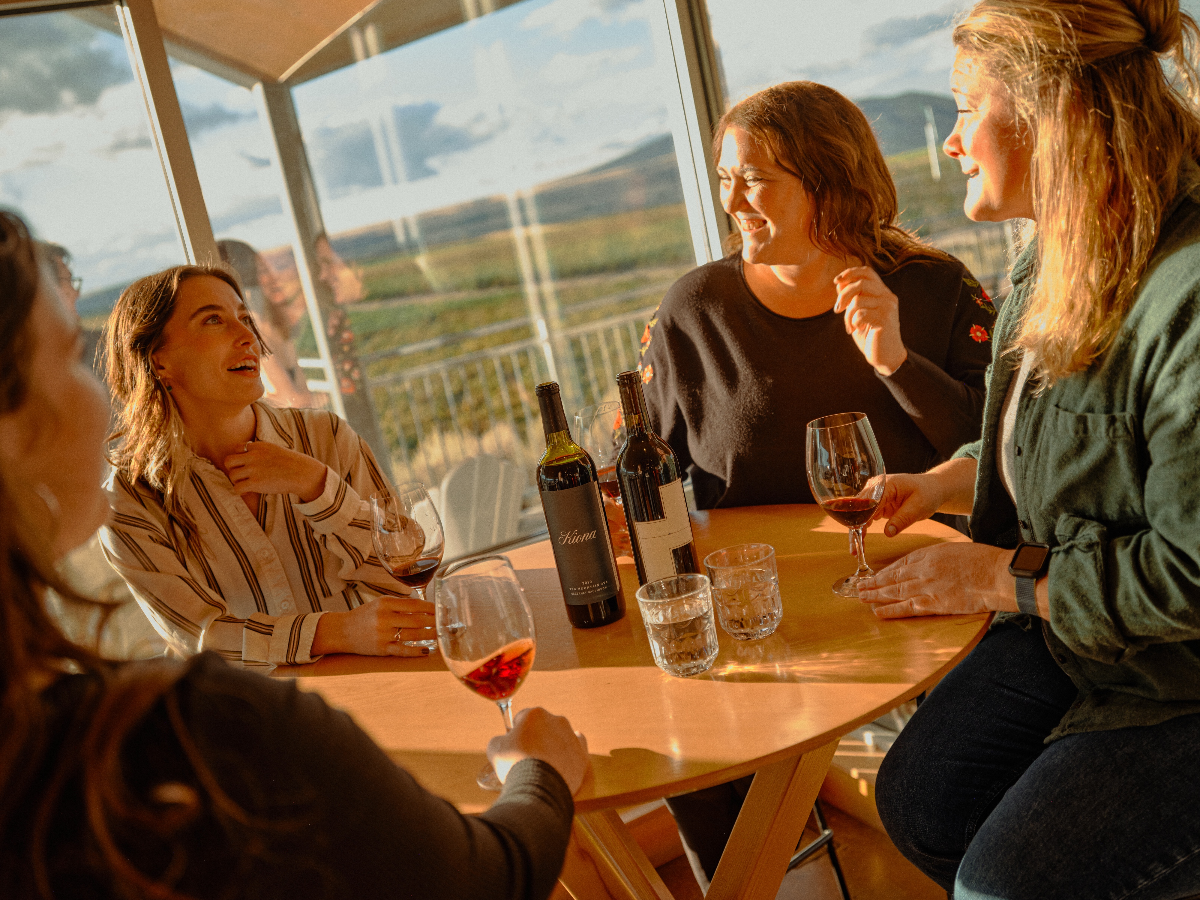 kiona-vineyards-tasting-room-guests-with-enologist-melissa-whitaker