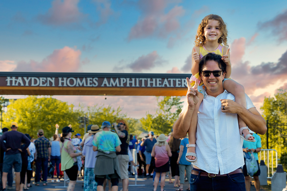 hha_bob_dylan_entrance_dad_daughter_clouds_june_27_2022_daniel_stark_27