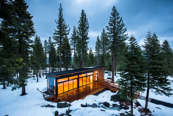 Mountainside Yoga Studio by Grouparchitect