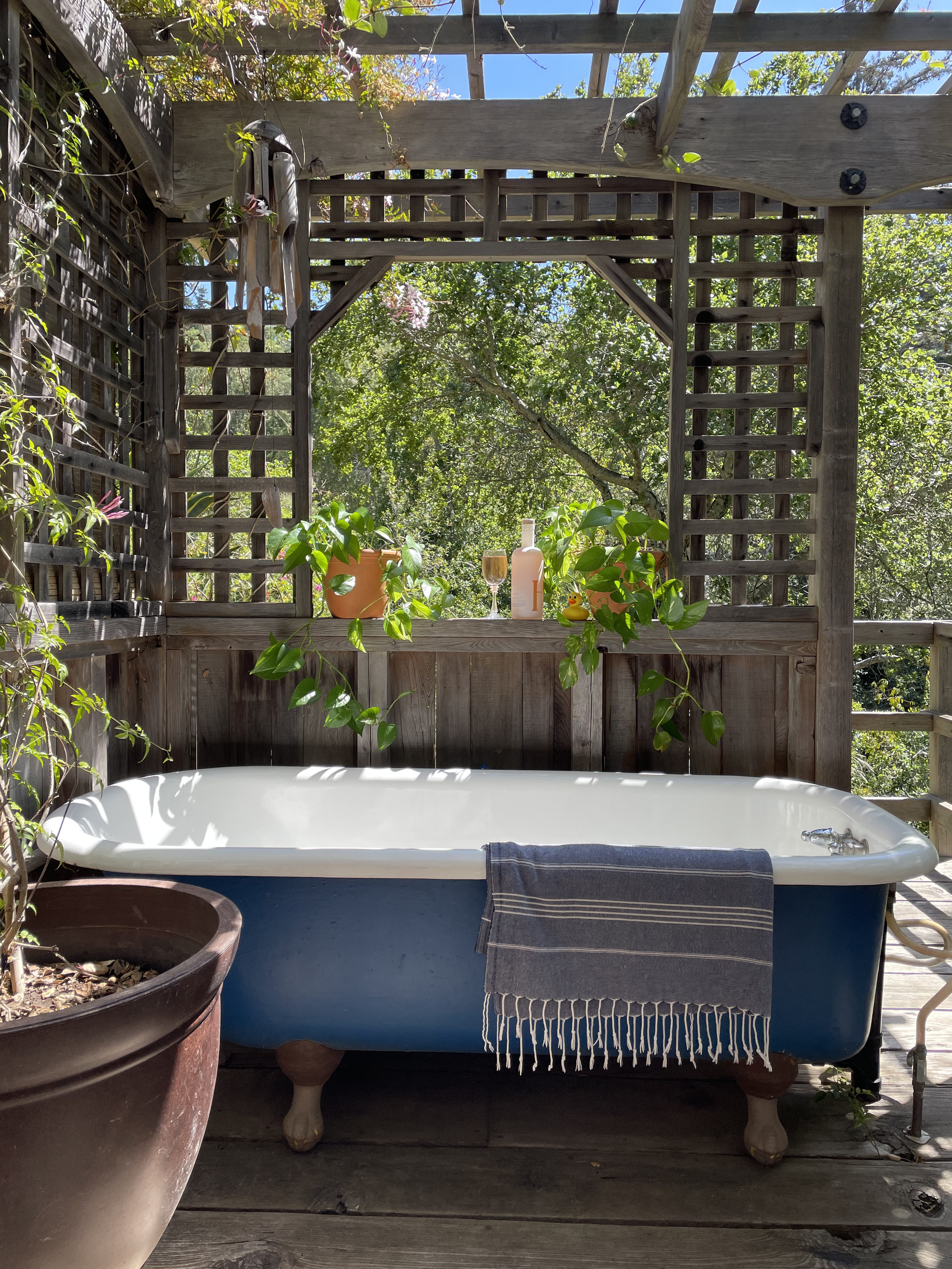 An Outdoor Bathtub Is the Sensory Experience You Need - Sunset Magazine