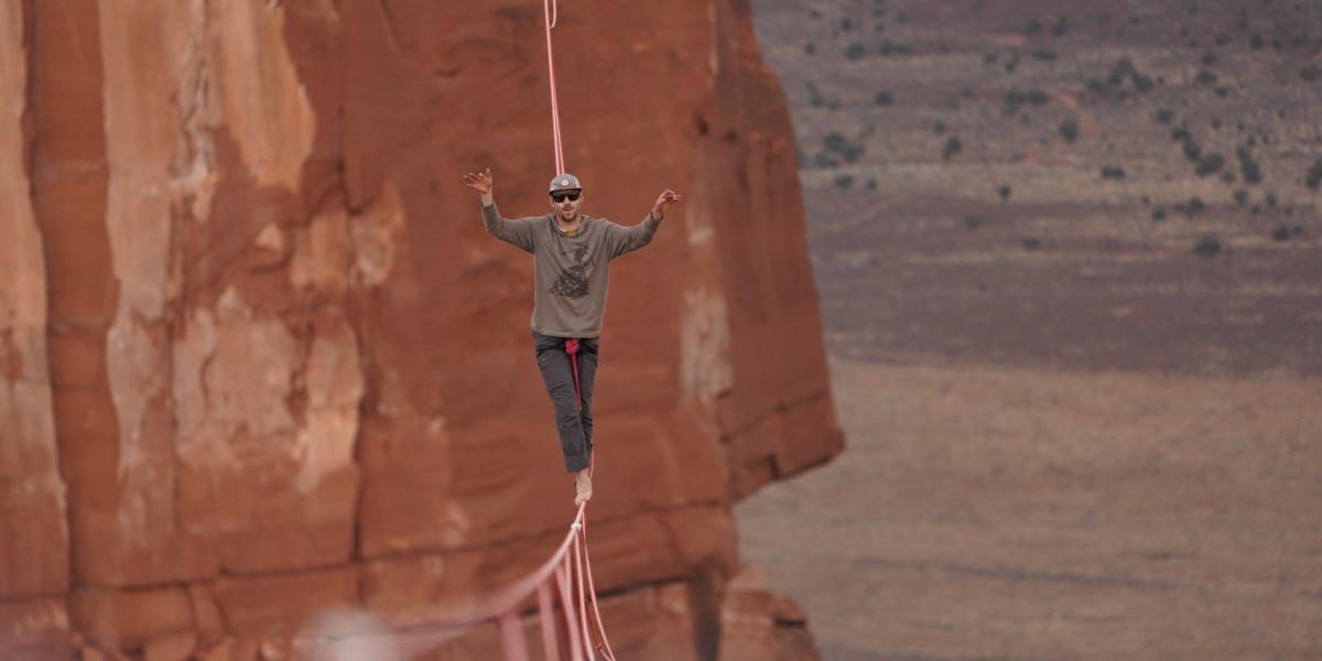 Ari Delashmutt Highlining