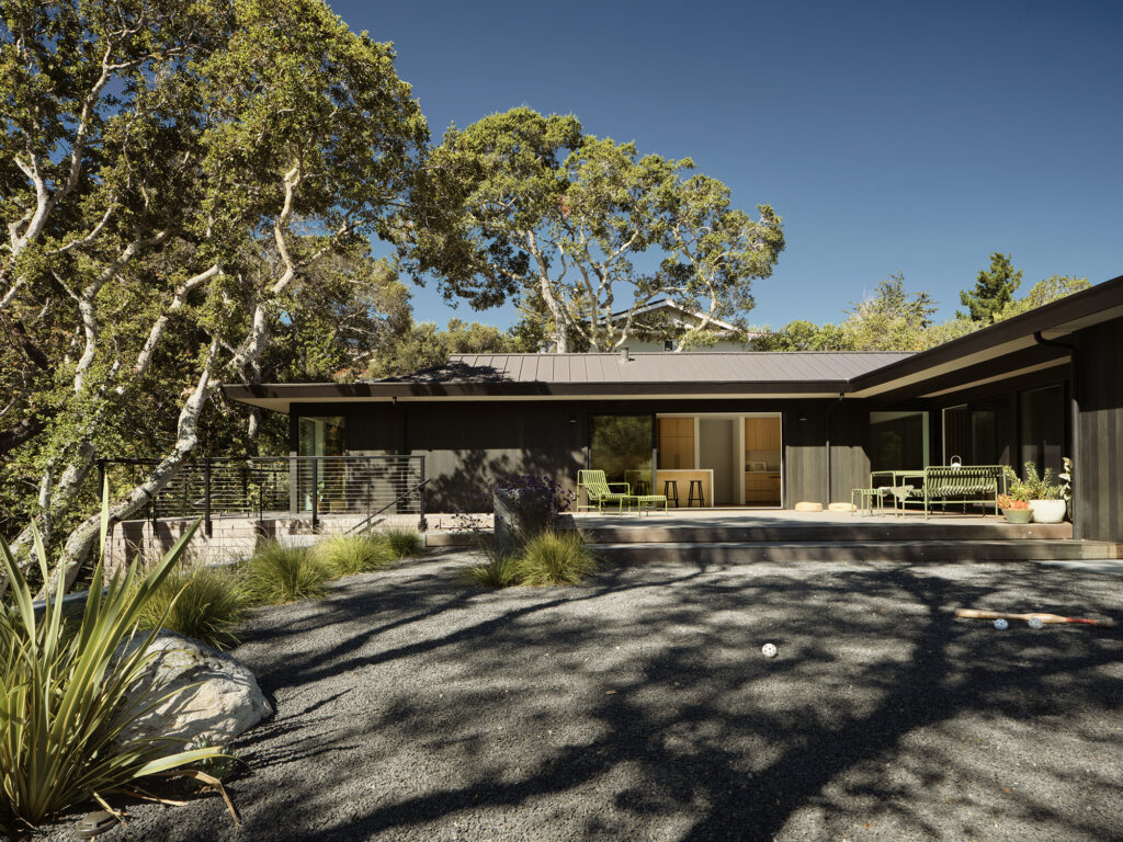 Backyard in San Mateo Ranch House by Feldman Architecture