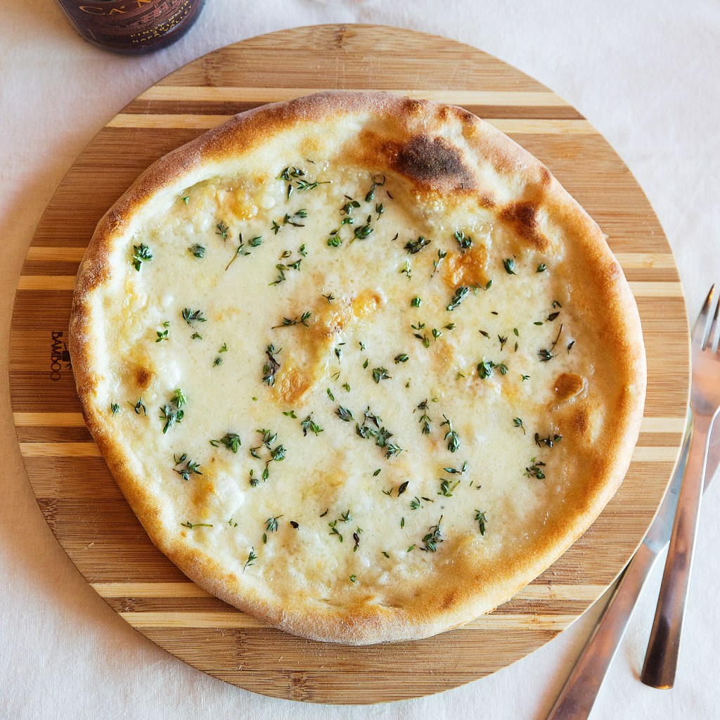 Biancaneve Pizza (Fresh and Smoked Mozzarella with Thyme)
