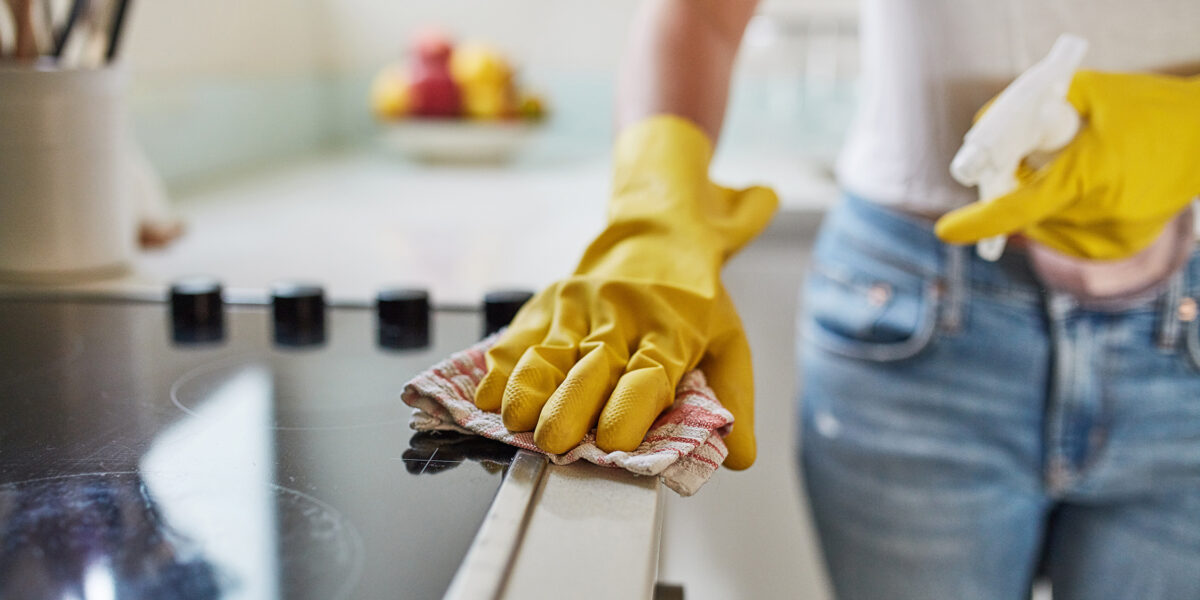 Cleaning Kitchen Stove