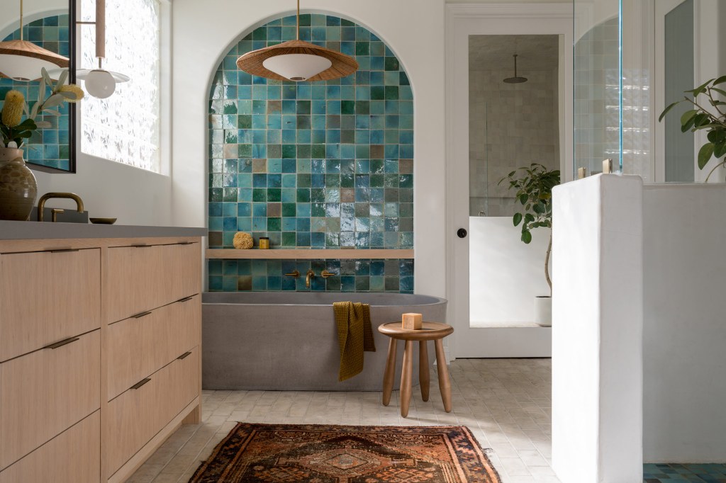 This Over-Embellished, Builder-Grade Bathroom Got a Serene Coastal Makeover