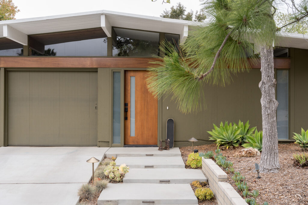Exterior in Thousand Oaks Eichler by Sophia deDomenico Et Sal Interiors