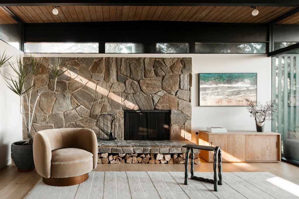 The Owners Changed All 51 Windows in This Mid-Century Modern Home