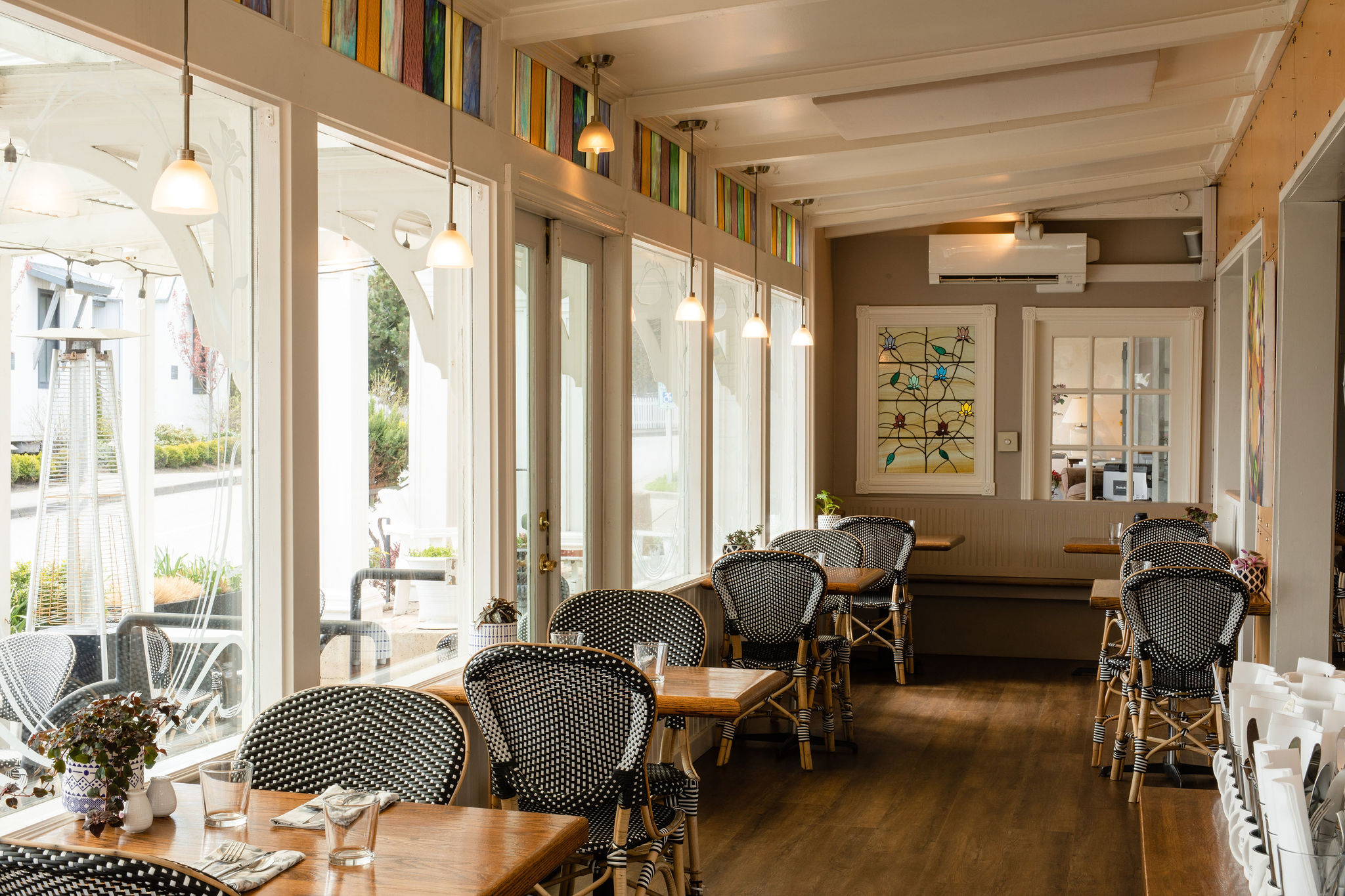 inside-new-leaf-cafe