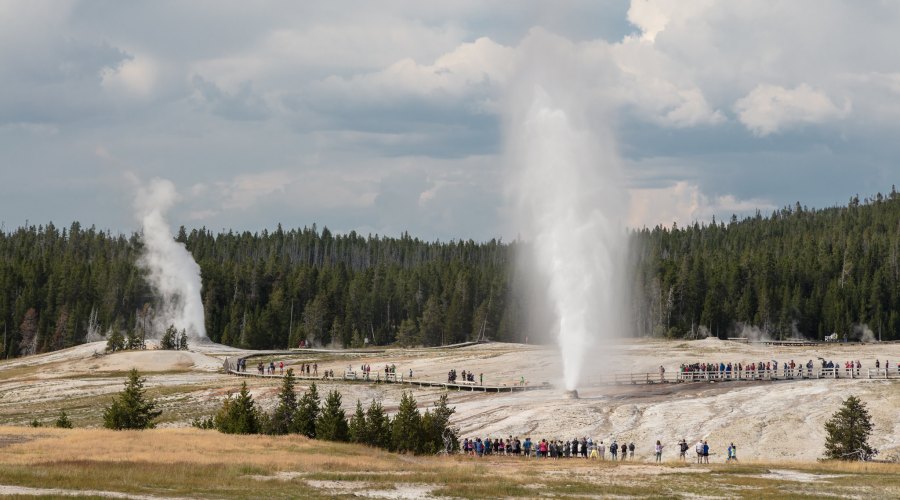 catch-yellowstones-geysers