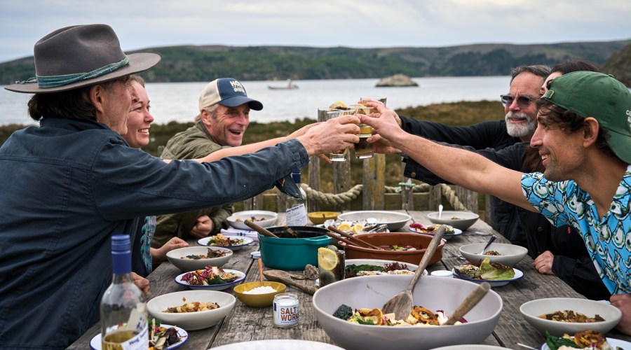 Traveling? Here's How to Eat Healthy without Getting Major FOMO