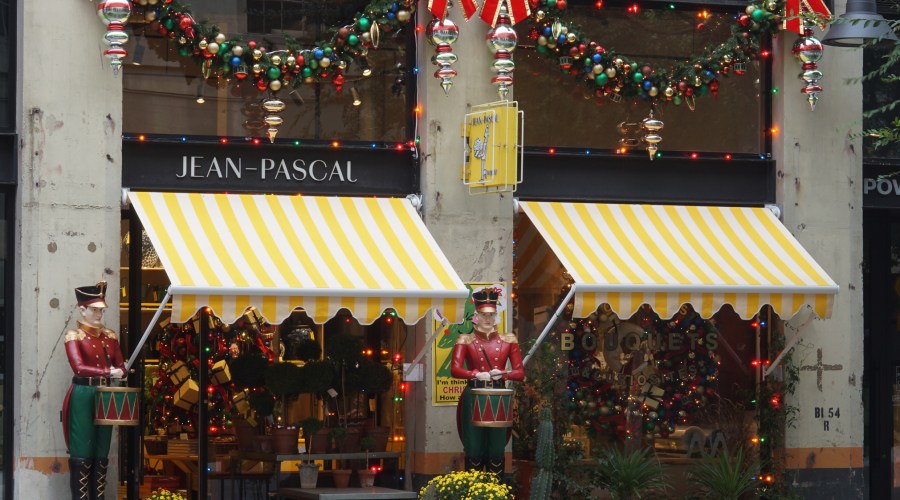 3 Quick and Cheerful Ways to Decorate for the Holidays with French Flair