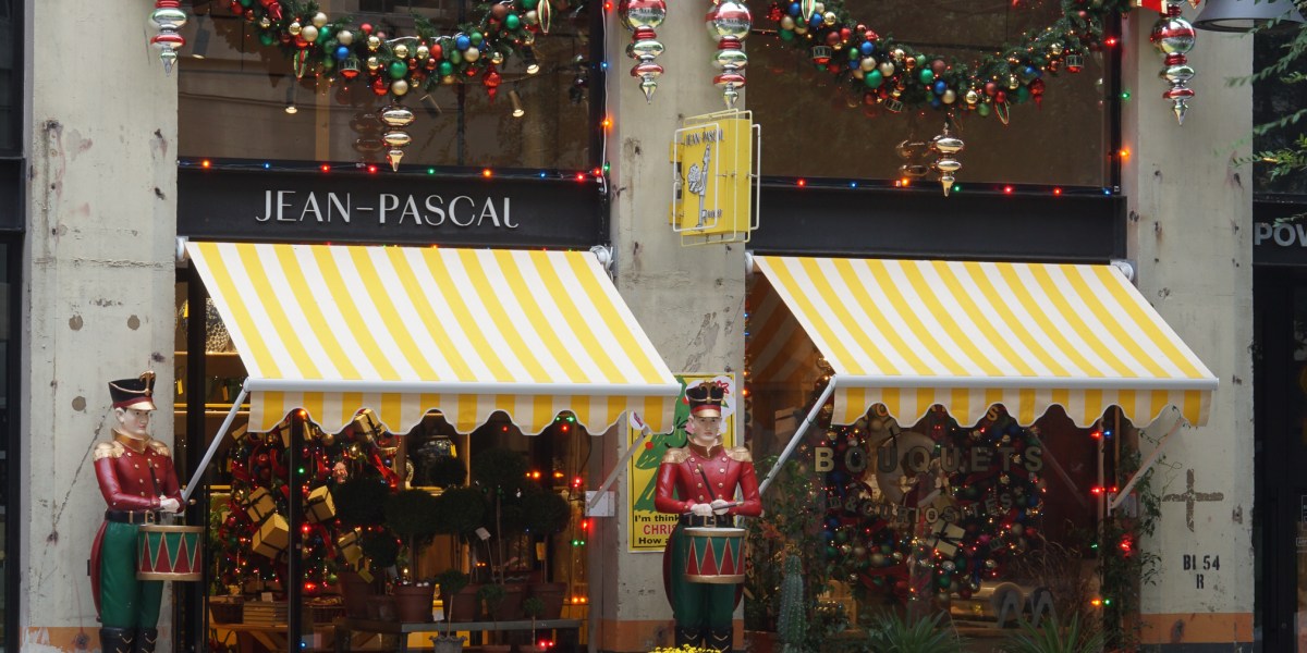 3 Quick and Cheerful Ways to Decorate for the Holidays with French Flair