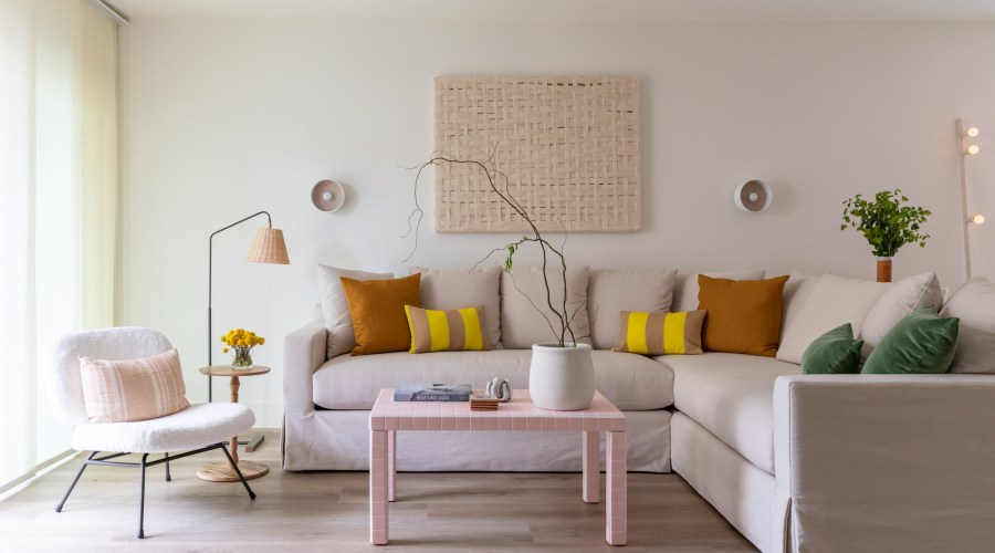 They Reinvented the '80s Beach Condo: No Anchors, No Seashells, Just Cool Coastal Colors