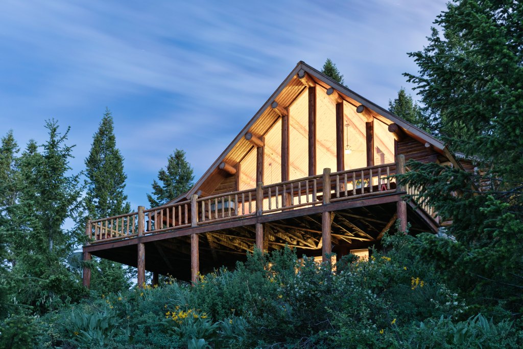 A Remote Wyoming Log Cabin Becomes a Dreamy Work-from-Home Hub