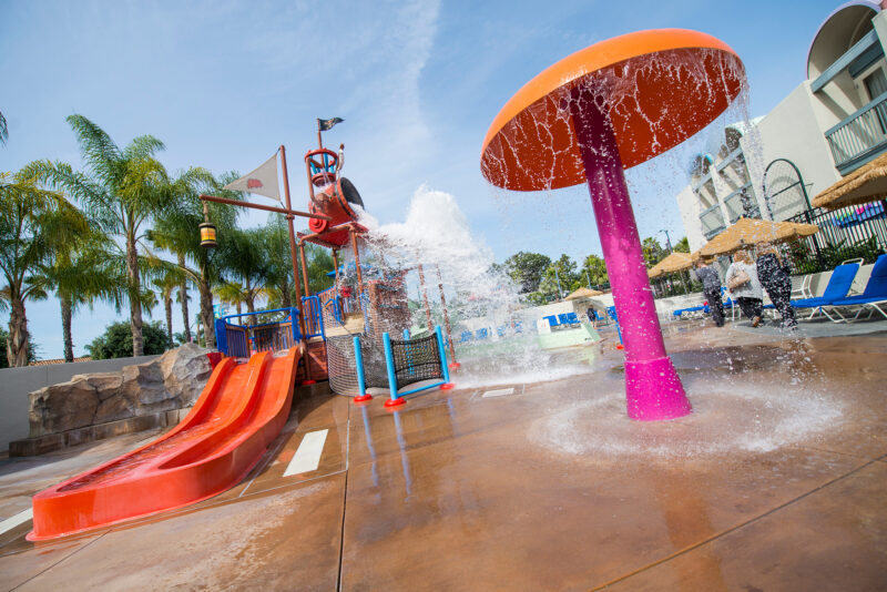 Howard Johnson by Wyndham Anaheim Hotel and Water Playground Castway Cove