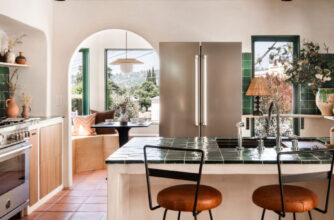 Kitchen in Highland Park House by Bungalowe