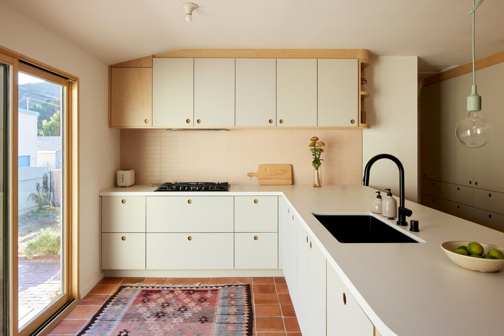 Kitchen in Los Angeles Cottage by LAUN