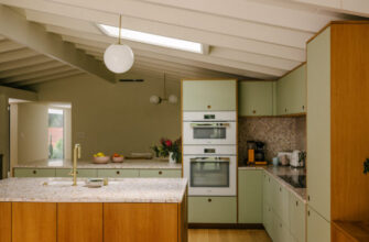 Kitchen in Mid-Century Modern House in La Canada by Arterberry Cooke