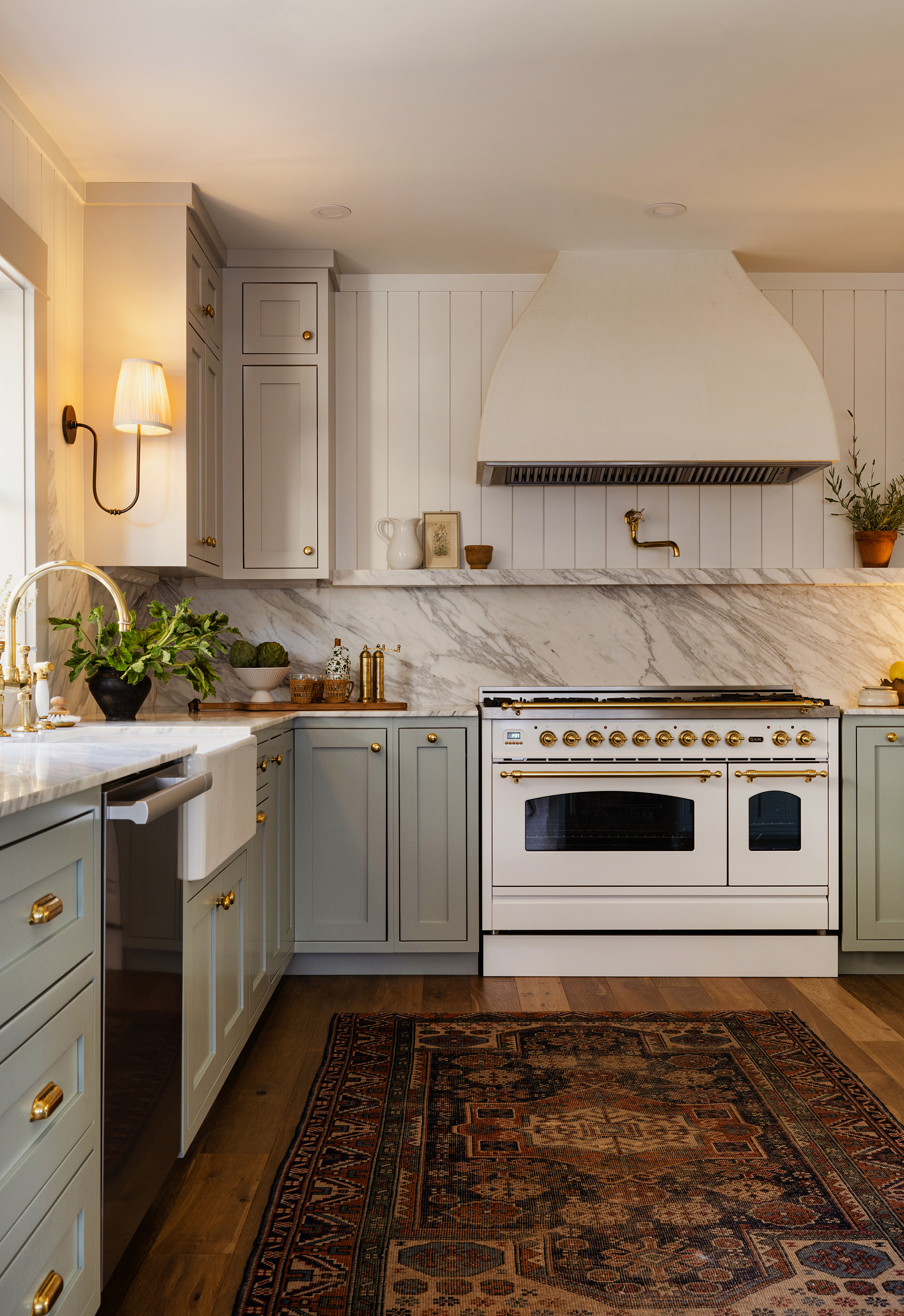 Kitchen Range in Kirkland Seattle House by Jessica Nelson