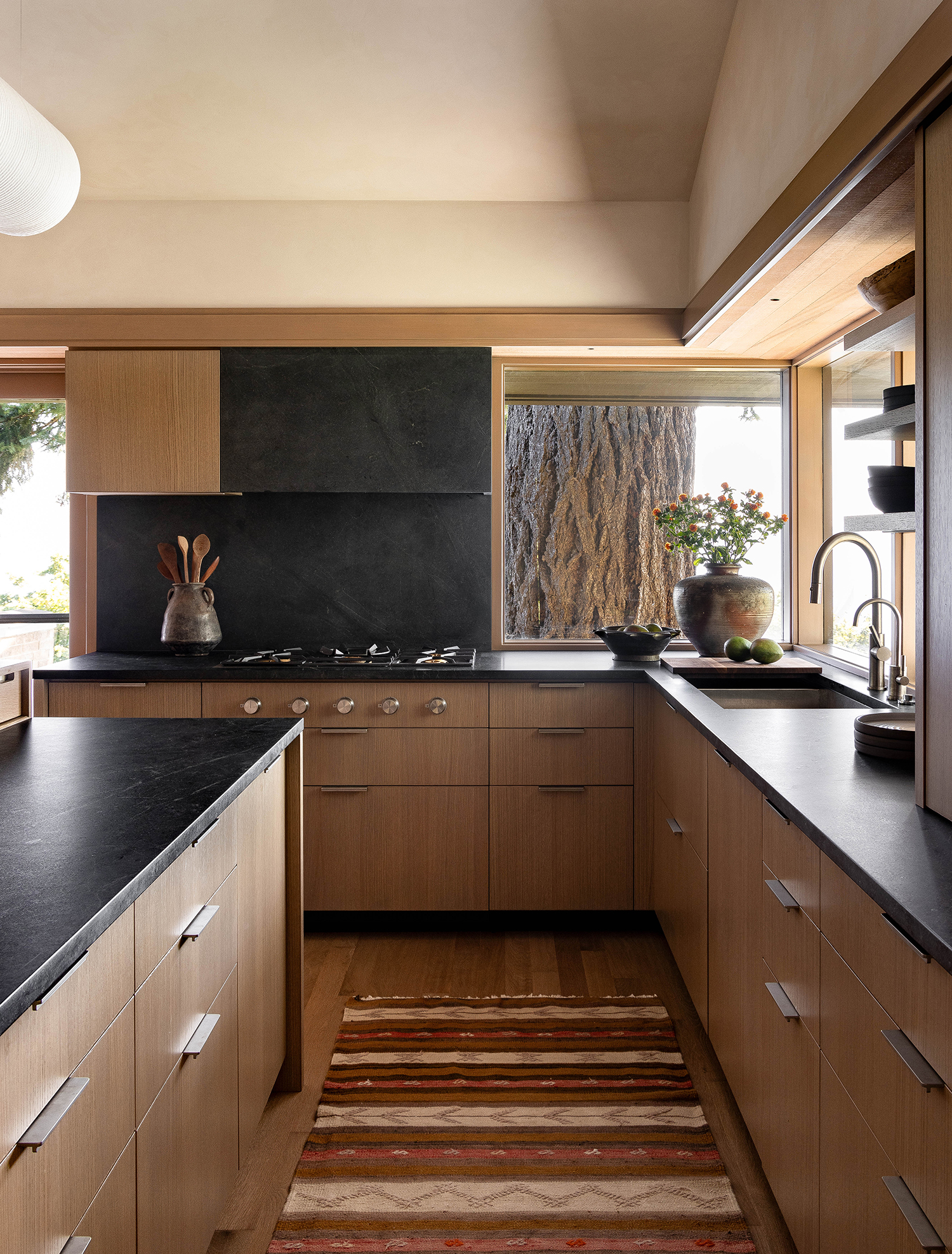 Kitchen in Seattle House by Hoedemaker Pfeiffer