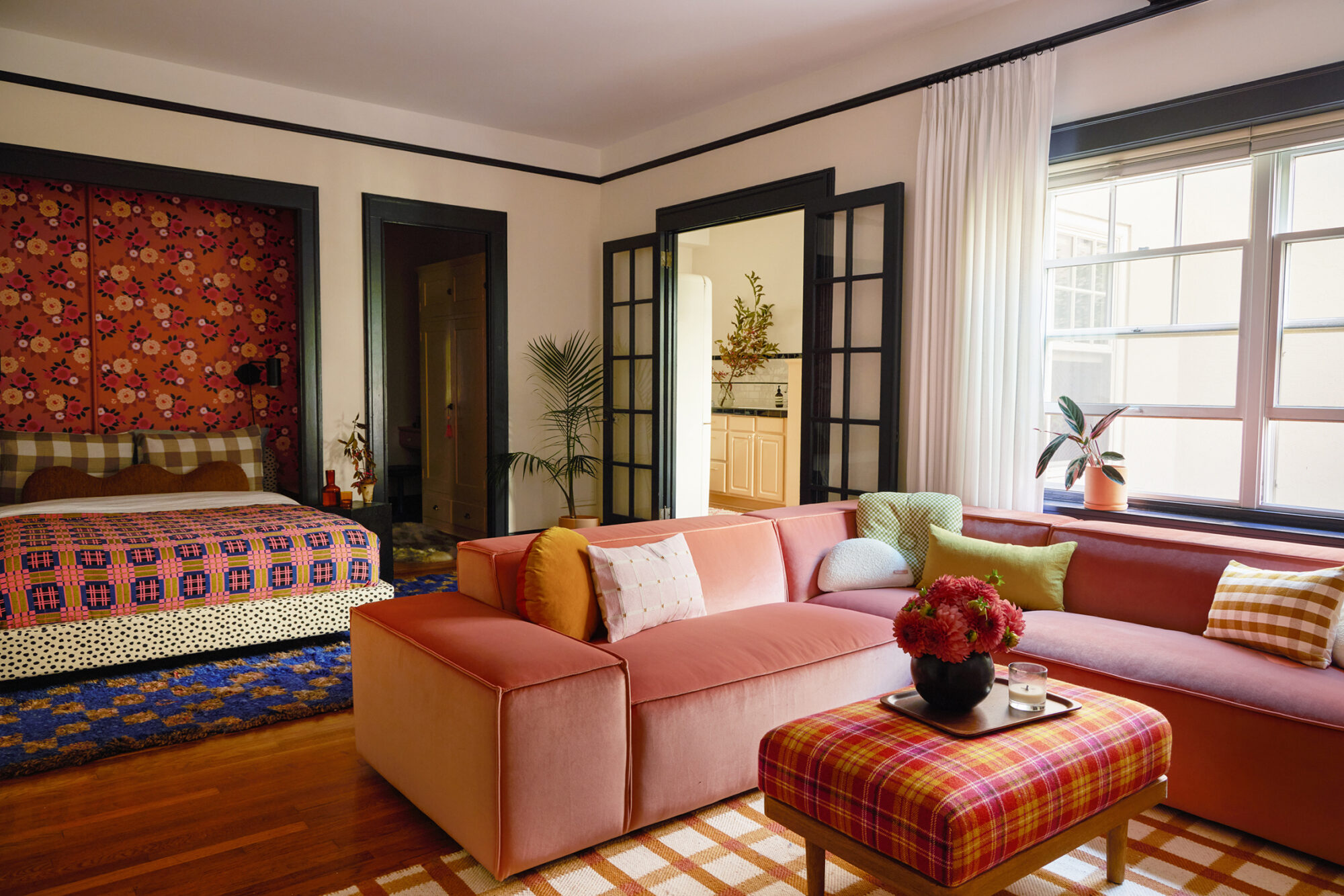 Inside an Art-Filled Hollywood Regency Pied-à-terre