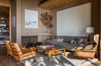 Living Room in Seattle House by Hoedemaker Pfeiffer