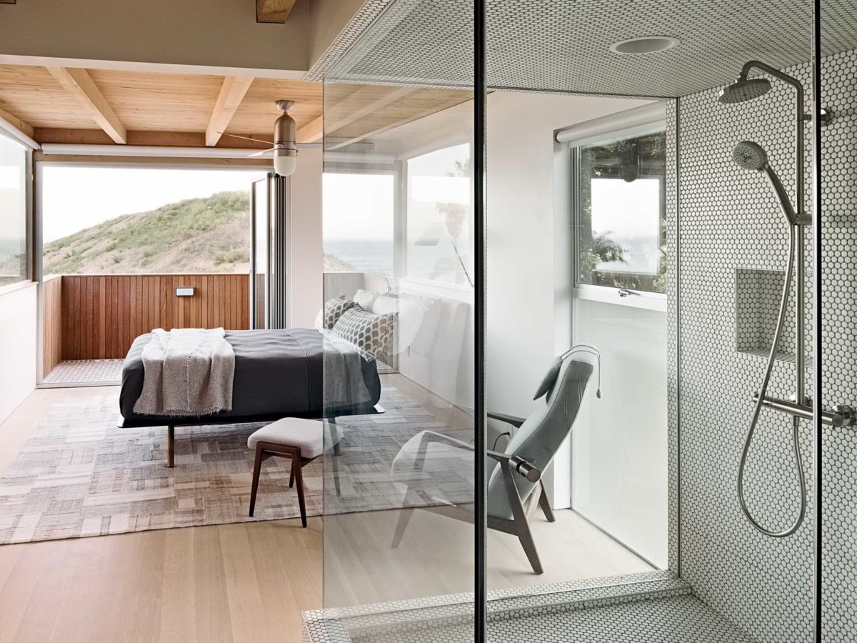 https://www.sunset.com/wp-content/uploads/medium_2x/coastal-retreat-master-bath-sun-61803-0120-scaled.jpg