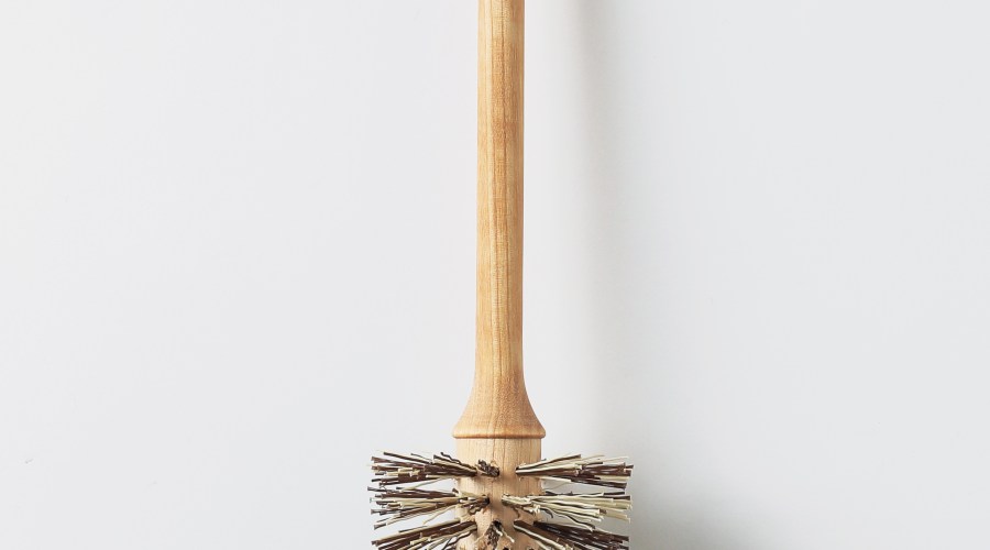 iris-hantverk-birch-wood-toilet-brush-and-concrete-cup