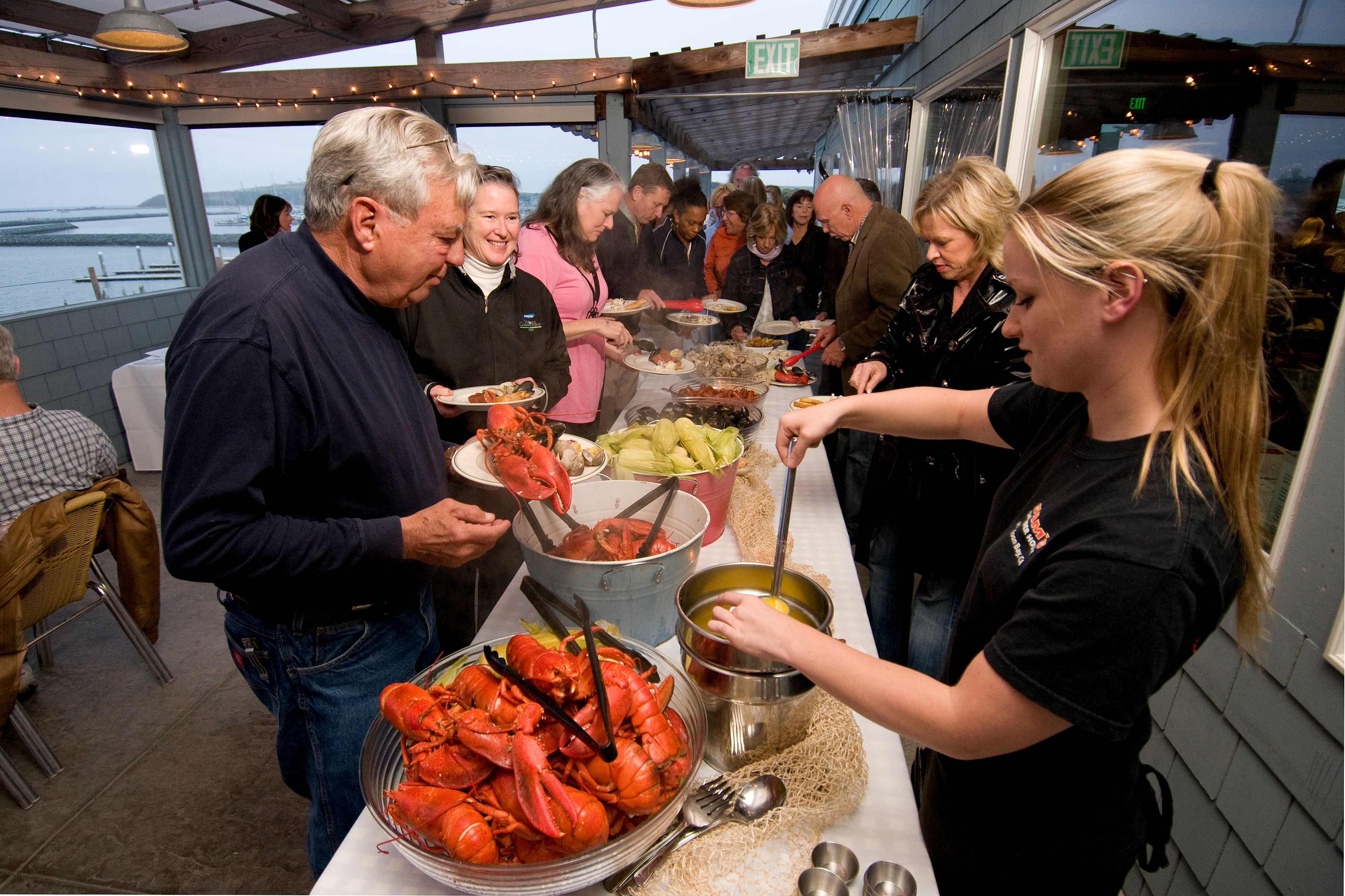 guests-enjoying-sams-lobster-clambake-overlooking-the-ocean