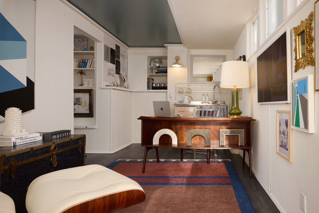 Office in Manhattan Beach Bungalow by Maestri Studio