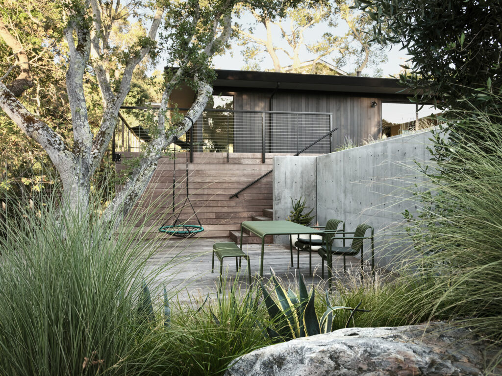 Outdoor Dining Area in San Mateo Ranch House by Feldman Architecture