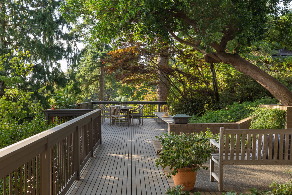 Outdoor Dining Deck in Seattle House by Hoedemaker Pfeiffer