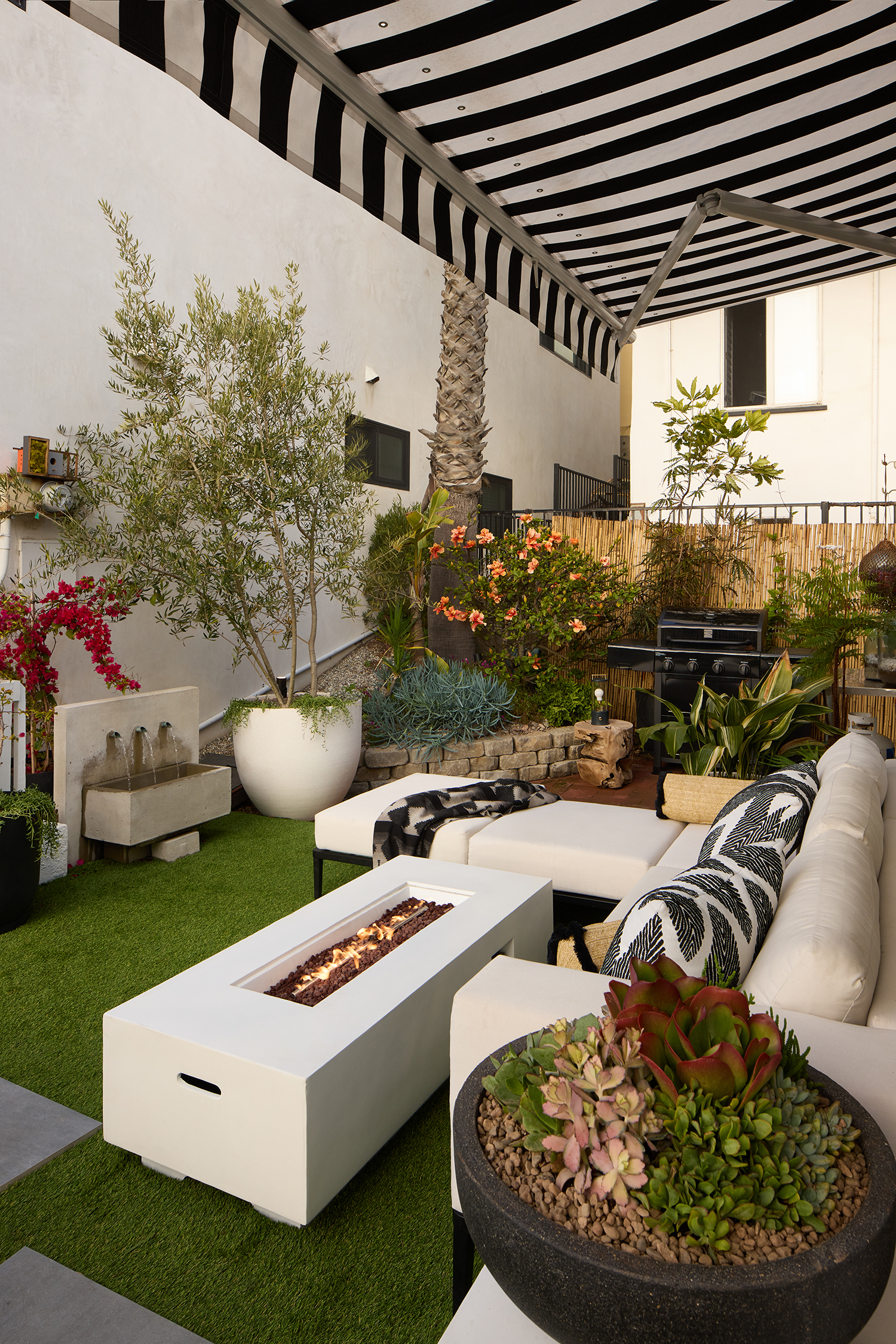 Patio in Manhattan Beach Bungalow by Maestri Studio